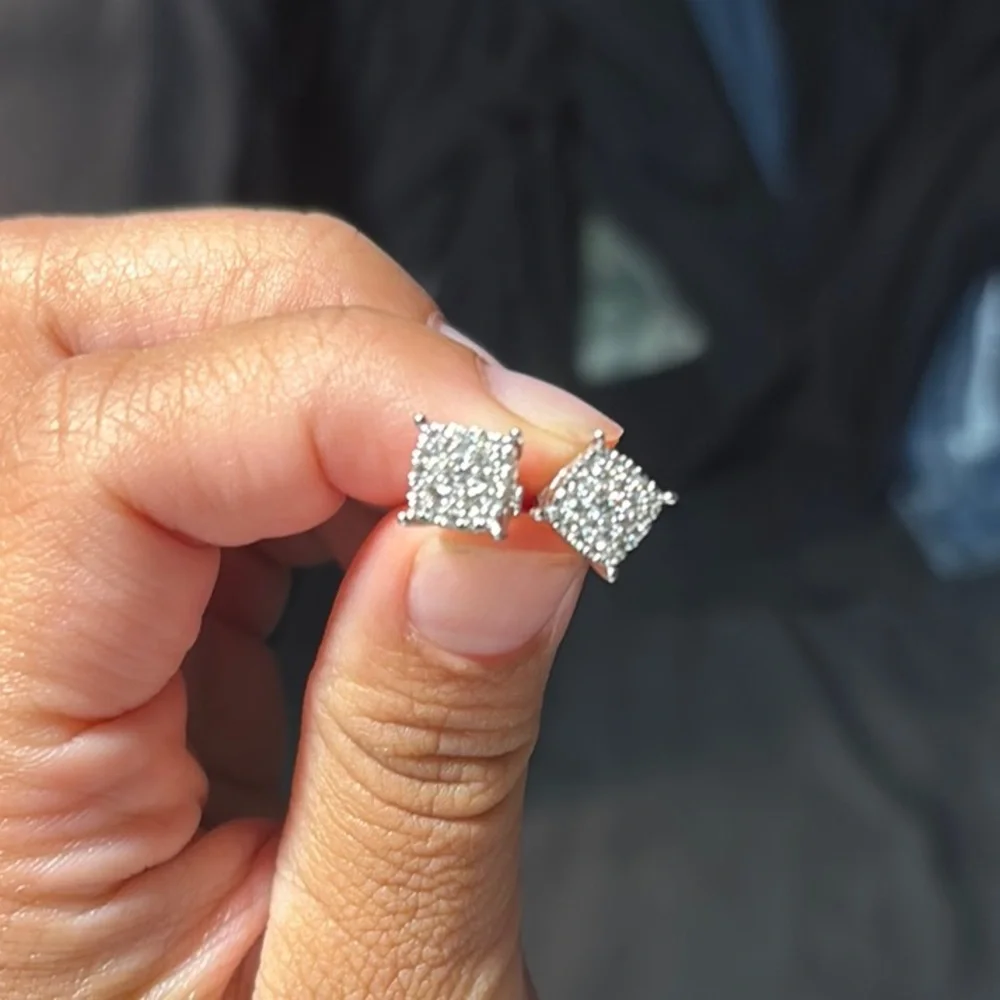 Brand New, elegant white gold stud earrings - Picture 4 of 4